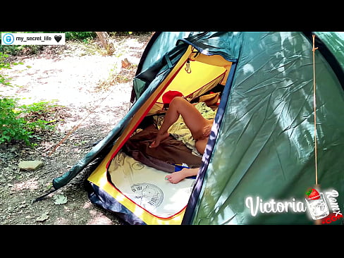 ❤️ カメラで撮影 情熱的な自慰行為 テントの中の見知らぬ人 ファッキングビデオ ❌️❤