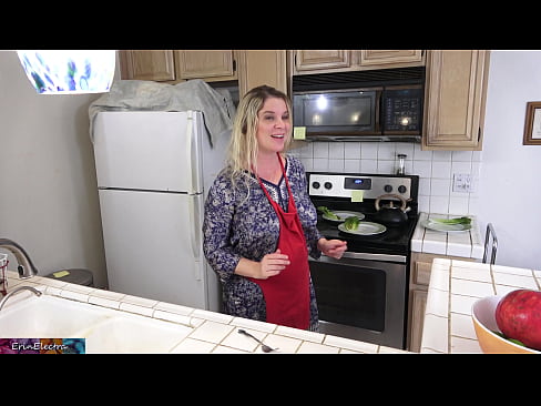 ❤️ デート前のキッチンで義母に搾乳される ファッキングビデオ ❌️❤